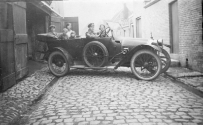 BRO-1391 Brouwershaven. Nieuwpoortstraat (?). Auto van burgemeester Berkhout, met zijn chauffeur.