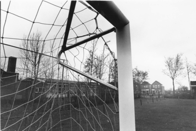 BRO-1430 Noordgouwe. Sportveld. Op de achtergrond links basisschool De Springplank (2006 opgeheven).