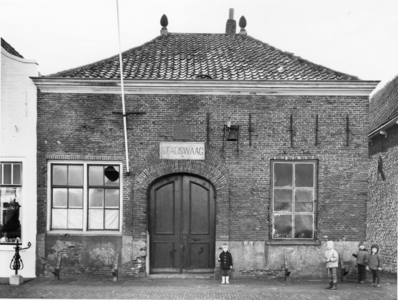 BRO-1536 Brouwershaven. Markt 32 zz. De Waag, voor de restauratie. Praktijkruimte dr. Bruel; thans (2009) ...
