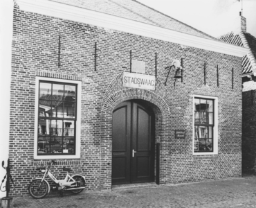 BRO-1537 Brouwershaven. Markt 32 zz. De Waag, voor de restauratie. Praktijkruimte dr. Bruel; thans (2009) ...