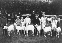 BRO-1592 Schuddebeurs. Geitenkeuring. De twee jongens in matrozenpak zijn: links jhr. A. van Citters (later ...