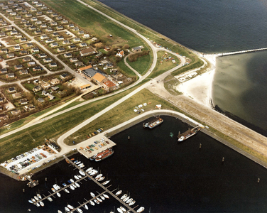 BRO-1613 Den Osse. Omgeving Schouwsedijk (links) Langendijk (boven). Bungalowpark Den Osse, met jachthaven.