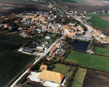 BRO-1619 Zonnemaire. Kern, gezien vanuit het oosten. Linksonder de Oostweg, rechts naar boven de Dijk van Bommenede.