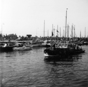 BRU-2339 Bruinisse. Haven. De versierde mosselschepen in de haven, klaar voor de rondvaart tijdens de visserijdagen