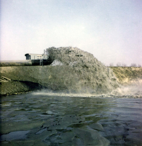 BRU-2381 Bruinisse. Opspuiten van zand, bij de aanleg van de Grevelingendam.