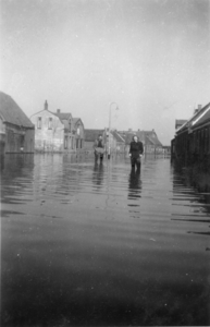 BRU-2394B Bruinisse. Deestraat. We zien hier de Deestraat tijdens de watersnood van 1953. Links de schuur genaamd de ...