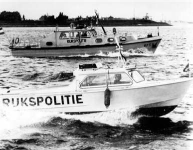 BRU-2403 Bruinisse. Zijpe. Twee boten van de Rijkspolitie te water op patrouille in het Zijpe bij Bruinisse