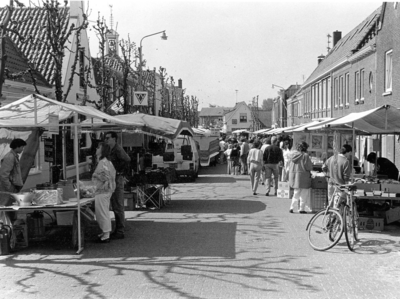 BRU-2434 Bruinisse. Oudestraat. Rommelmarkt, gezien van af de haven, tijdens het Mosselfeest