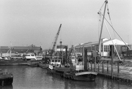 BRU-2470 Bruinisse. Reparatiehaven. Schepen voor de machinefabriek Welgelegen van de fa. P. Maaskant