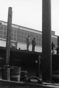 BRU-2471 Bruinisse. Reparatiehaven. Enkele personen op de kade voor de machinefabriek Welgelegen van de fa. P. Maaskant