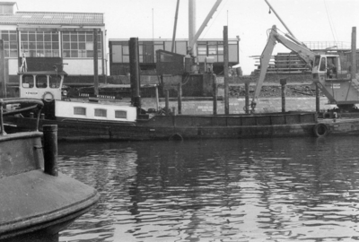 BRU-2474 Bruinisse. Reparatiehaven. Het m.s. Labor van schipper M. Vos uit Werkendam, voor reparatie aan de ...