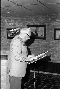 BRU-2529 Bruinisse. Molenstraat. Wethouder M. J. van de Velde tijdens de openingstoespraak van de schilderijenexpositie ...