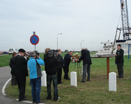 BRU-2533 Bruinisse. Vluchthaven. Onthulling plaquette ter herdenking van beschietingen, dd. 6 november 1944, uitgevoerd ...