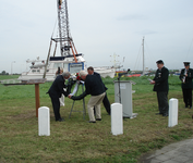 BRU-2534 Bruinisse. Vluchthaven. Onthulling plaquette ter herdenking van beschietingen, dd. 6 november 1944, uitgevoerd ...