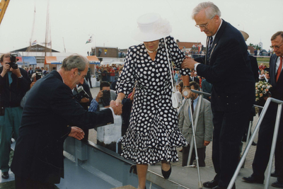 BRU-2590 Bruinisse. Havenplateau. Tijdens haar werkbezoek aan Schouwen-Duiveland, wordt H.M. Koningin Beatrix aan boord ...