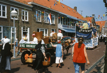 BRU-2649 Bruinisse. Oudestraat. 50 jaar bevrijding. Enkele wagens in de optocht met als thema Toen en Nu . De voorste ...