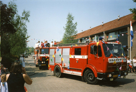 BRU-2672 Bruinisse. Locatie onbekend. 50 jaar bevrijding. Ook de jeugd-brandweer was paraat in de optocht