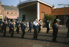 BRU-2678 Bruinisse. Kerkplein. 50 jaar bevrijding. Muziekgezelschap Nu met Hope voor de muziektent