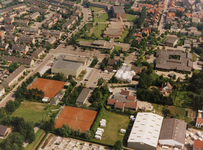 BRU-2681 Bruinisse. Links de Dr. de Kockstraat met rechts de tennisbaan, en het dorpshuis de Vanger met rechts, in de ...