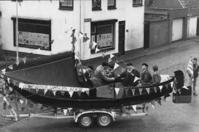 BRU-2766 Bruinisse. Viering van 525-jarig bestaan van Bruinisse. De versierde boot van het Bruinisser Visserskoor in de ...