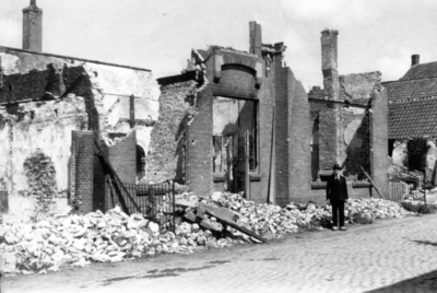 BRU-2775 Bruinisse. Oudestraat. De verwoesting als gevolg van de geallieerde beschieting vanaf Anna-Jacobapolder op ...