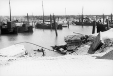 BRU-2776 Bruinisse. Havenkade. Verwoestingen in de oude vissershaven, als gevolg van de geallieerde beschietingen vanaf ...