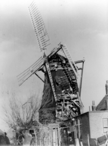 BRU-2777 Bruinisse. Molenweg. De molen de Zwaluw beschadigd door de beschietingen vanaf Anna-Jacobapolder door de ...