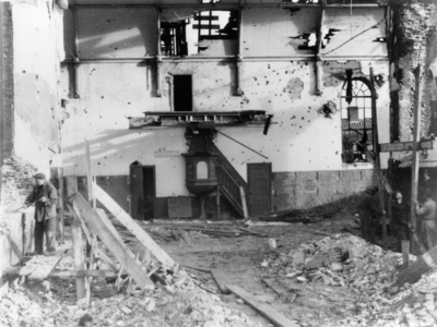 BRU-2778 Bruinisse. Kerkplein. De Ned. Herv. Kerk was zwaar beschadigd als gevolg van de beschieting op 5/11/1944 door ...