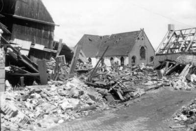 BRU-2780 Bruinisse. Schoolstraat. De verwoesting als gevolg van de geallieerde beschieting op 5/11/1944 vanaf Anna ...