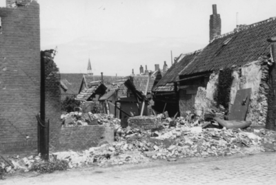 BRU-2781 Bruinisse. Oudestraat. De verwoesting van de beschieting door de geallieerden op 5/11/1944, met op de ...