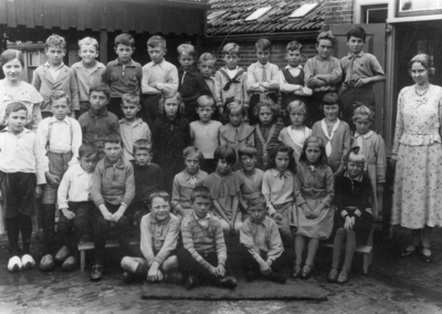 BRU-2800 Bruinisse. Locatie onbekend. Klasse foto van leerlingen van de Christelijke school met de Bijbel te Bruinisse, ...