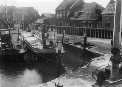 BRU-2815 Bruinisse. Haven. Enkele schepen in de oude vissershaven, met op de kade de damwand die is aangebracht na de ...