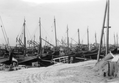 BRU-2817 Bruinisse. Haven. De vissersvloot wachtend op betere tijden in de besneeuwde oude haven.