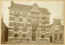 BRU-2874 Bruinisse. Kerkplein. De pastorie van dominee Cornelis Waardenburg (1870-1939), waar hij samen met zijn vrouw ...