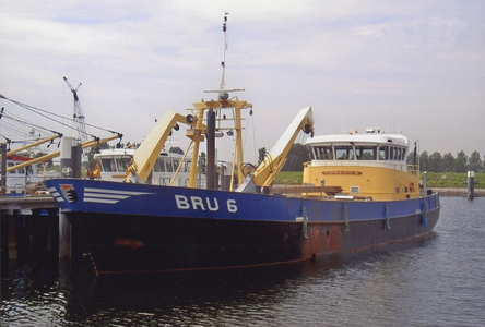 BRU-2899 Bruinisse. Haven. Motorkotter BRU 6, 'Cornelis Pieter'. Gebouwd in 1998 in opdracht van Wout van den Berg