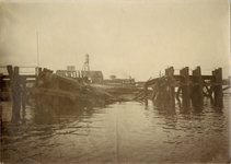 BRU-2902 Bruinisse. Gevolgen van de stormramp van 30 september op 1 oktober 1911. De beschadigde Rijkssteiger nadat het ...