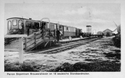 BRW-0343 Brouwershaven. Schouwse dijk. R.T.M. station. Links de helling om vee in de tram te krijgen. Geheel rechts de ...