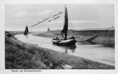 BRW-0345 Brouwershaven. Havenkanaal met vissersschepen.
