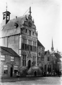 BRW-0368 Brouwershaven. Markt. Het stadhuis met een prestigieuze voorgevel die stamt uit 1599. Tussen 1890 en 1891 is ...