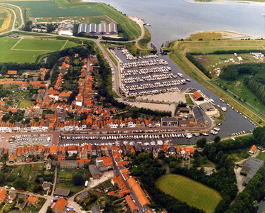 BRW-0456 Brouwershaven. Omgeving haven en jachthaven, vanuit de lucht, gezien vanuit het zuidoosten