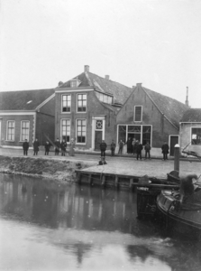 BRW-0505 Brouwershaven. Haven. Op de achtergrond de Hervormde Pastorie, in 1911 gesloopt en nieuw gebouwd. V.l.n.r. A. ...