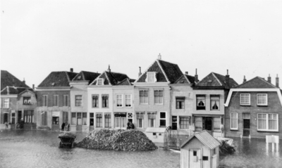 BRW-0547 Brouwershaven. Markt/ Haven. Springtij. Op de kade suikerbieten; rechtsonder het huisje van de weegbrug.