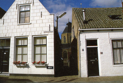 BRW-0687 Brouwershaven. Noorddijkstraat. Op de achtergrond de Nicolaaskerk.