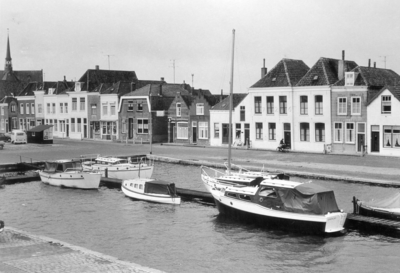 BRW-0866 Brouwershaven. Haven en Markt.