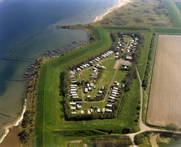 BRW-0974 Brouwershaven. Camping De Bulke , vanuit de lucht, gezien vanuit het westen.