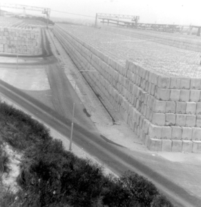 BRW-1025 Scharendijke. De stortblokken die werd gebruikt voor de aanleg van de Brouwersdam.