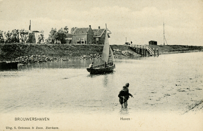 BRW-1071 Brouwershaven. Haven. Brouwershaven. Haven. In de zeilsloep Jan de Kater in het havenkanaal (het guil). Het ...