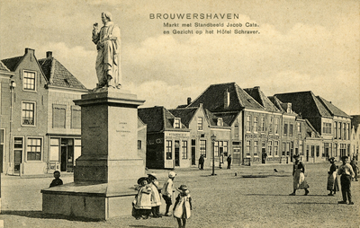 BRW-1074 Brouwershaven, Markt met Standbeeld Jacob Cats en gezicht op het Hôtel Schraver. Brouwershaven. Markt