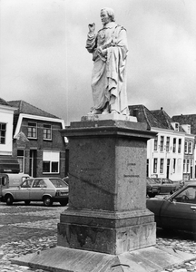 BRW-1145 Brouwershaven. Markt. Standbeeld van Jacob Cats