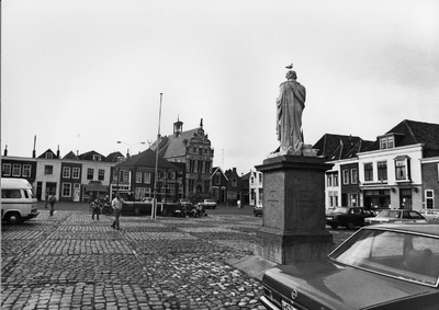 BRW-1147 Brouwershaven. Markt. Standbeeld van Jacob Cats. Op de achtergrond het voormalige stadhuis, waarvan de ...